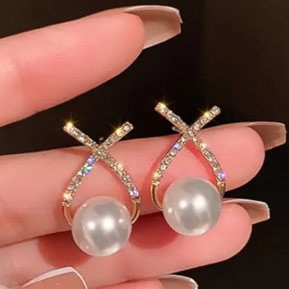 BEAUTIFUL CROSS SHAPED IMITATION PEARL STUD FASHION EARRINGS 🌟NWT🌟 - Picture 7 of 8